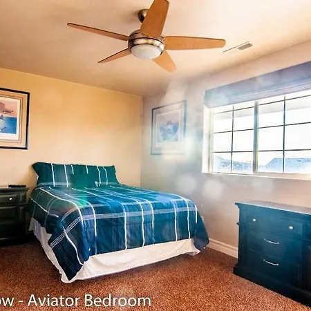 Tacit Shadow Resort Aviator Queen Suite, Gym, Coffee Bar, Hot-Tub, Free Laundry, Food Available